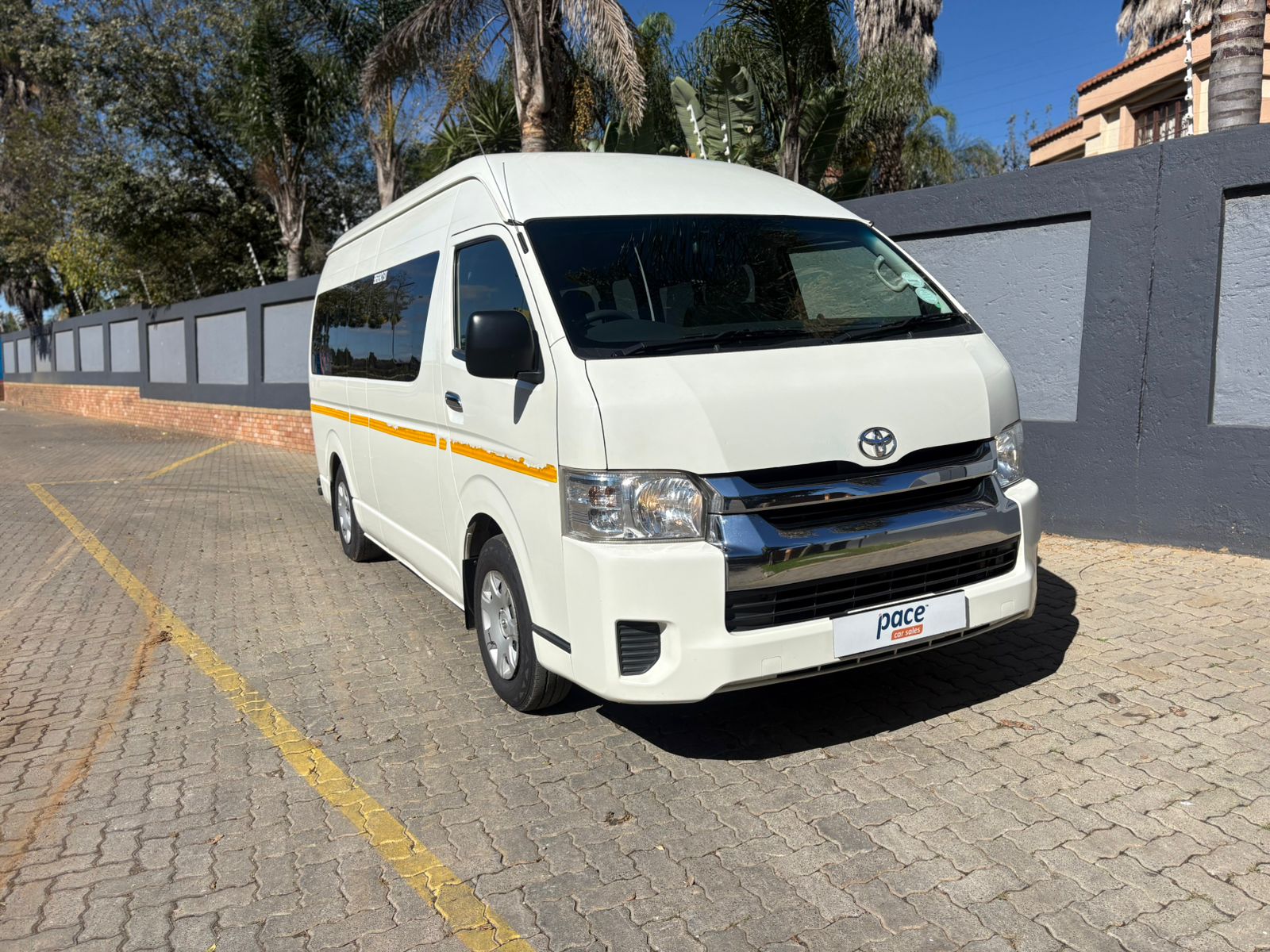 Toyota HiAce 2.5D-4D Bus 14-Seater GL